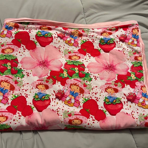 Strawberry Shortcake Bamboo Blanket - Picture 3 of 5